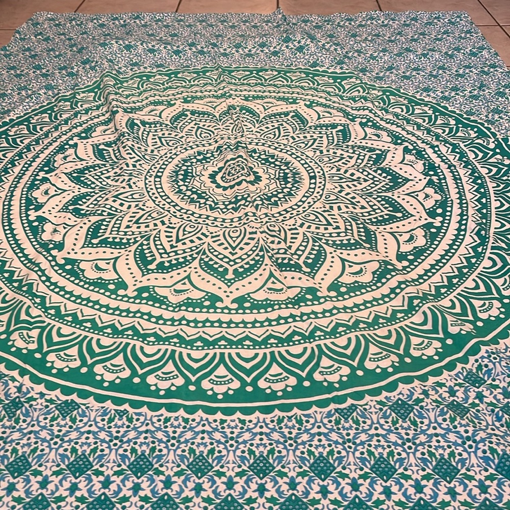 Nice tablecloth - Picture 5 of 7